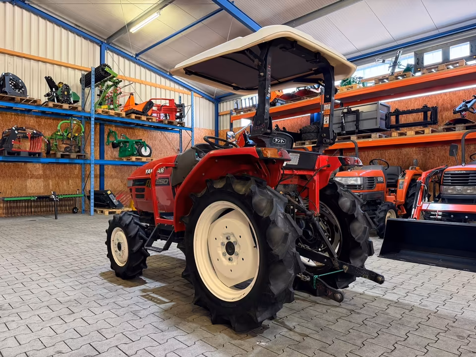 Kleintraktor Yanmar AF250 von hinten