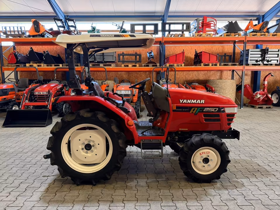 Kleintraktor Yanmar AF250 von der Seite