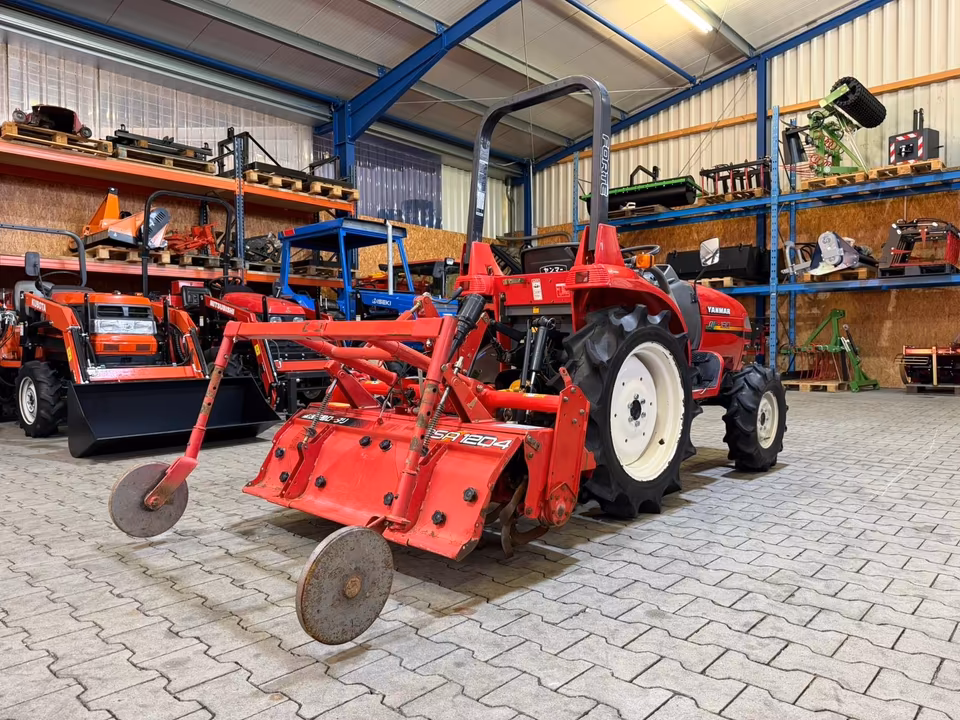 Kleintraktor Yanmar AF180 mit Bodenfräse von hinten