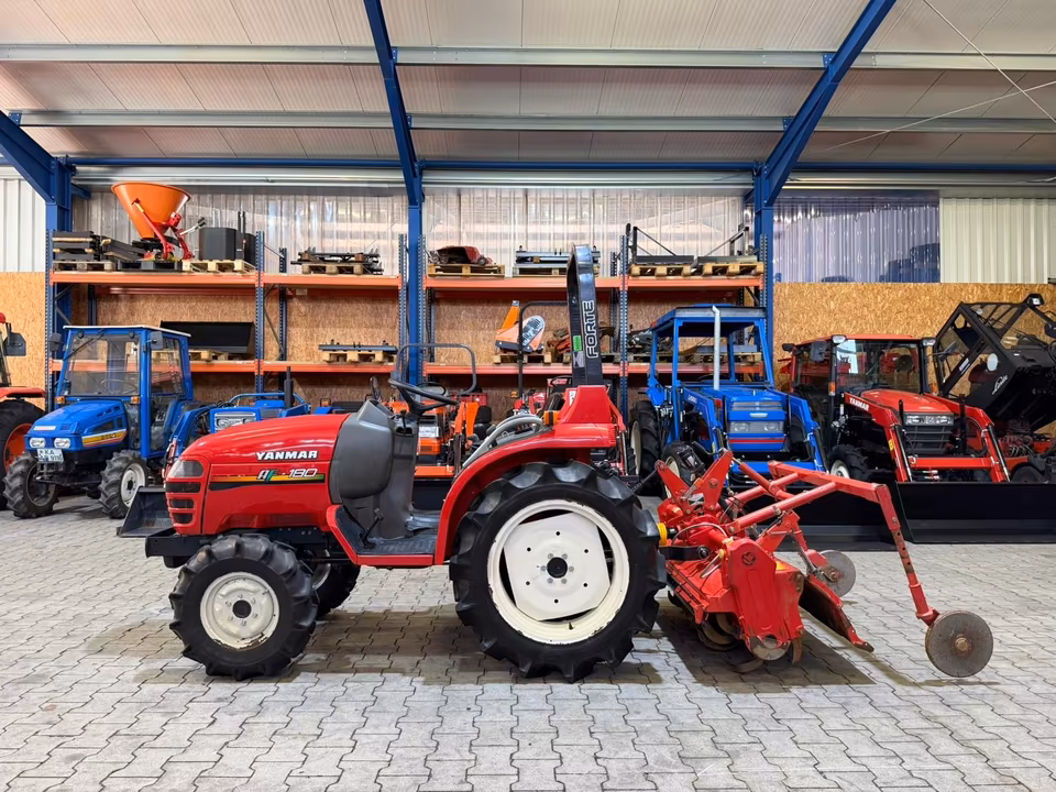 Kleintraktor Yanmar AF180 mit Bodenfräse von der Seite