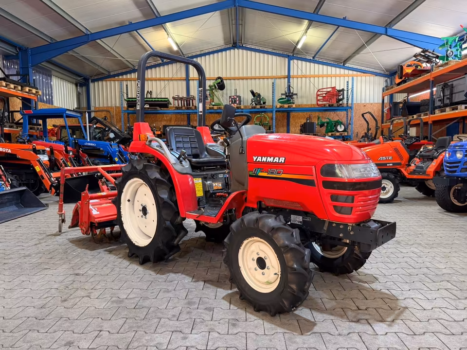 Kleintraktor Yanmar AF180 mit Bodenfräse