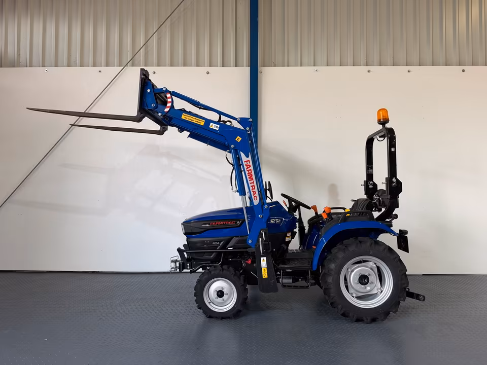 Kleintraktor Farmtrac 22 von der Seite