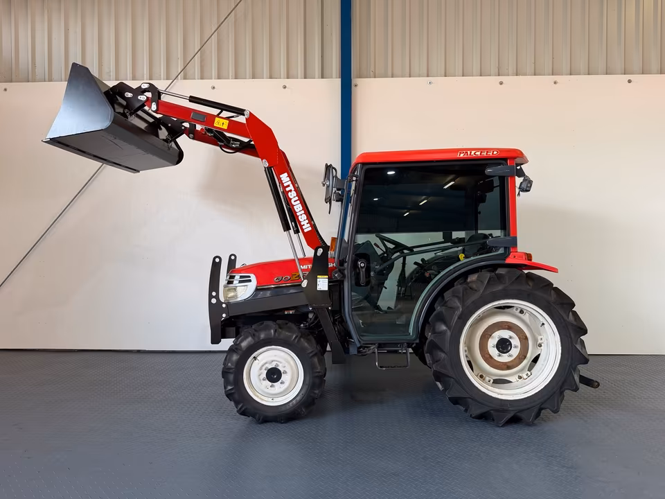 Kleintraktor Mitsubishi GOZ32 von der Seite