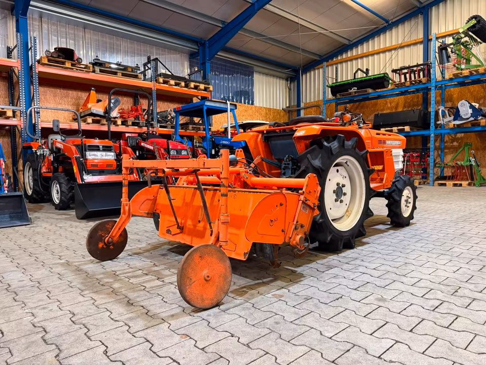 Kleintraktor Kubota B1600 mit Bodenfräse von hinten