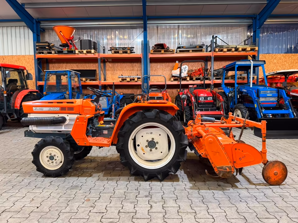 Kleintraktor Kubota B1600 mit Bodenfräse von der Seite