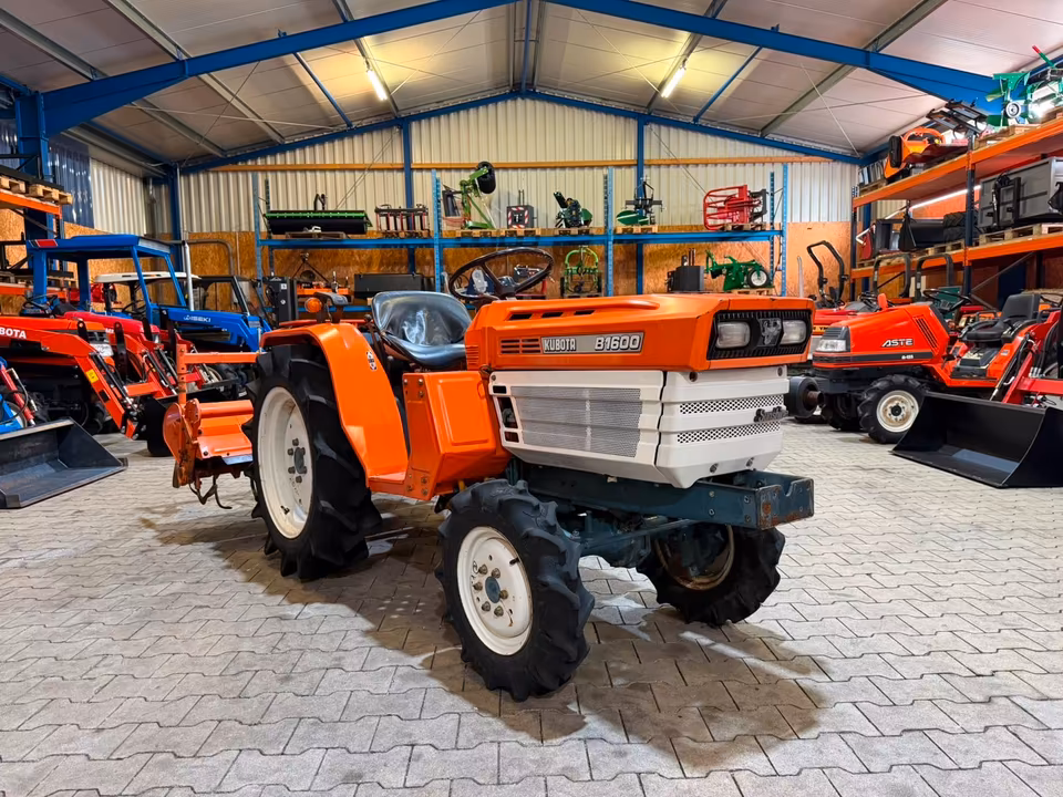 Kleintraktor Kubota B1600 mit Bodenfräse