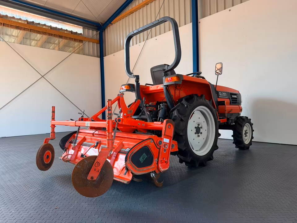 Kleintraktor Kubota GL201 mit Fräse von hinten