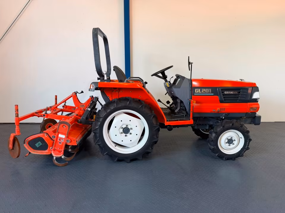 Kleintraktor Kubota GL201 mit Fräse von der Seite