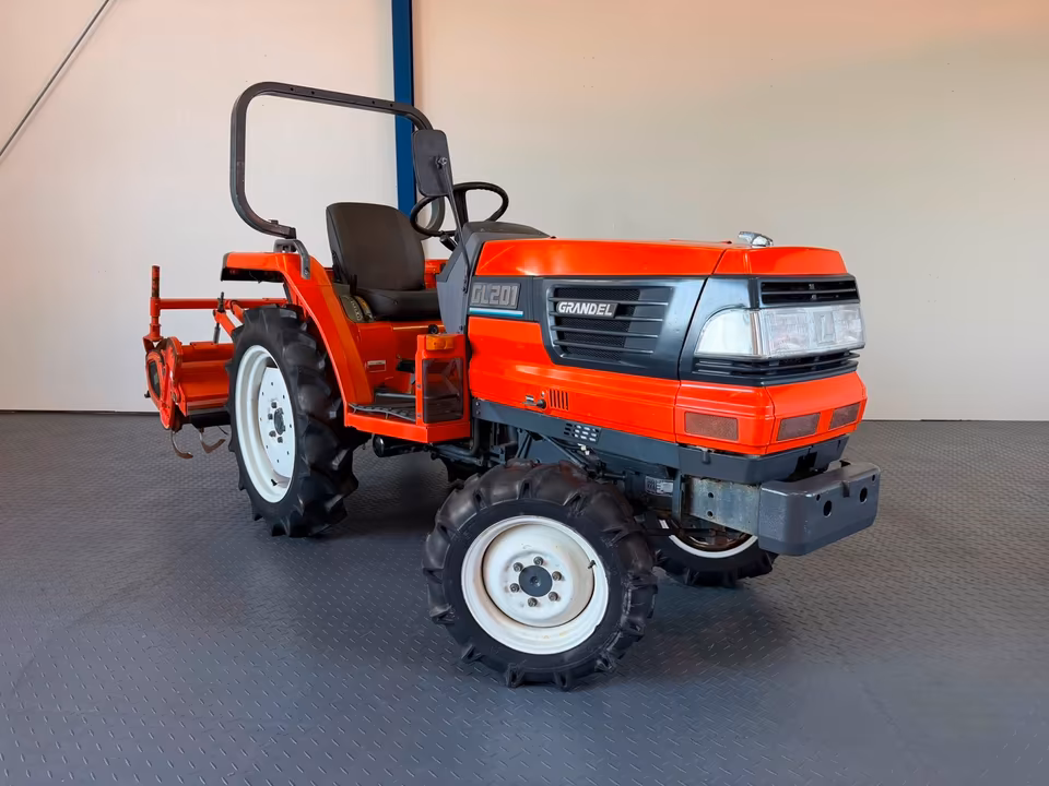 Kleintraktor Kubota GL201 mit Fräse