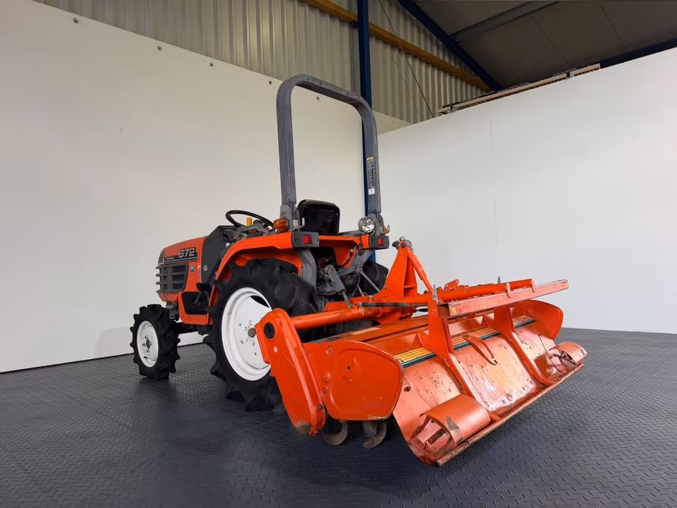 Kleintraktor Kubota B72 von hinten