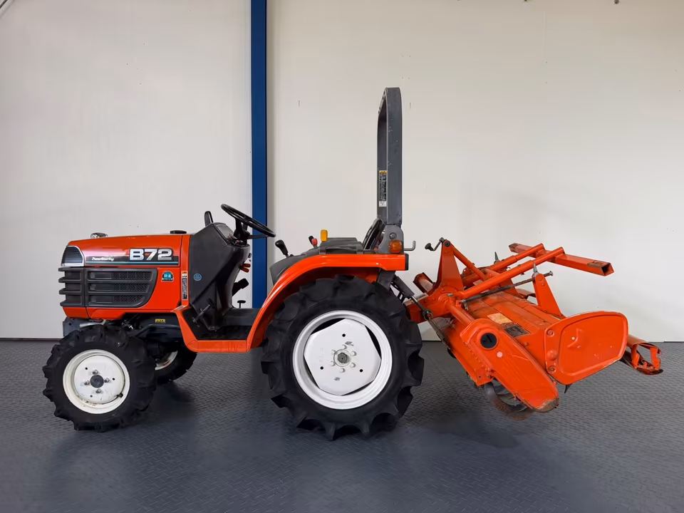 Kleintraktor Kubota B72 von der Seite