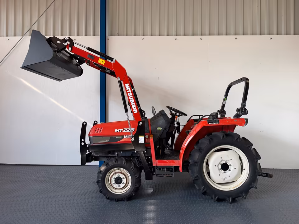 Kleintraktor Mitsubishi MT225 von der Seite