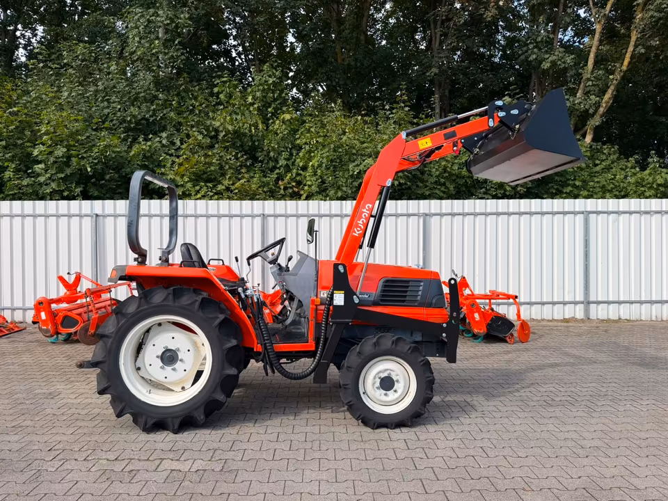 Kleintraktor Kubota GL260 von hinten von der Seite