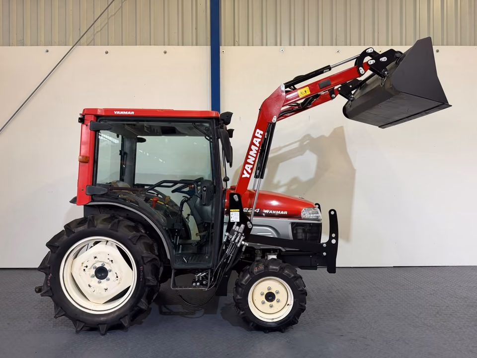 Kleintraktor Yanmar EF224 von der Seite